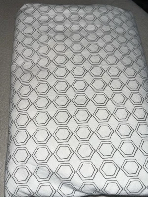 Juego de sábanas West Elm Hexagon Design Queen/2 fundas de almohada gris y blanco orgánico Foto 1 de 4