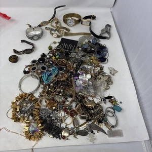 Lote de bisutería vintage broches alfileres collar pendientes piezas reparación 3,5 libras - Imagen 1 de 9