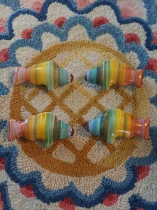 Mackenzie-Childs Keramik Regenbogen Fisch Knopf Links Neu - Bild 1 von 5