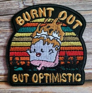 Parche bordado Y2k divertido malvavisco en llamas Burnt Out But Optimistic - Imagen 1 de 2