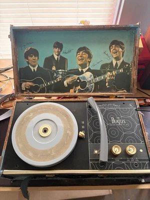 Beatles HERMOSO FONÓGRAFO ORIGINAL 1964 'BEATLES' ¡EN EXCELENTE ESTADO! FUNCIONA MUY BIEN Foto 1 de 4