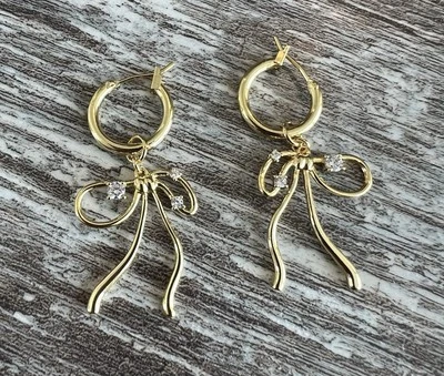 Pendientes Allen Coco Tono Dorado Arco Nudo Huggie Aro Cuelga Hipoalergénicos Nuevos Foto 1 de 4