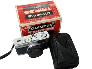 Olympus Trip 35 fotocamera compatta pellicola 35 mm in scatola con custodia cinghia misuratore luce funziona - Foto 1 di 21