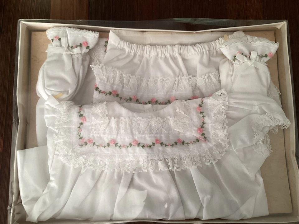 Juego de bautizo vintage Alexis Heirloom blanco encaje floral bebé niña Foto 1 de 4