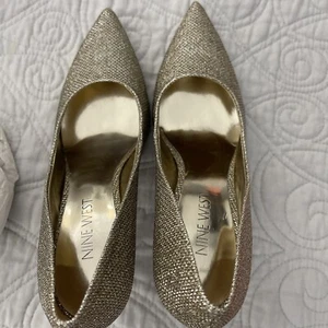 Nine West Flaggship Champagne Gold Sparkle Glitter Pumps Sz 5M Stiletto Heels - Picture 1 of 6