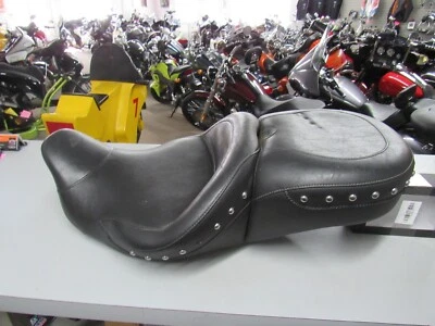 Harley Davidson Touring Super Touring Mustang 座椅 STUDED ROAD KING STREET 滑翔 — 第 1/4 张图片