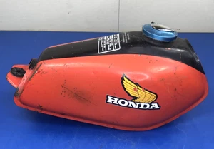 81 82 Honda XR 80 XR80 OEM Gas Fuel Tank Petrol Canister Petcock Cap - Foto 1 di 14