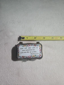 Imperial Porzellan Schmuckschatulle-Scharnierdeckel-Matthäus 6:34-Messingrand-Floral blau - Bild 1 von 3