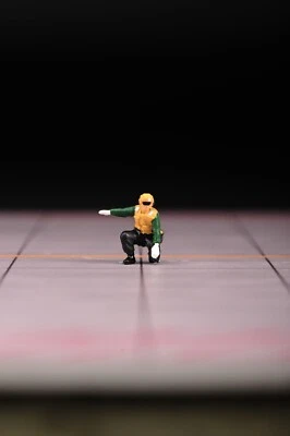 Resin 1/72 Diorama Miniature Toys Figures Kneeling aircraft carrier ground crew - Image 1 of 4