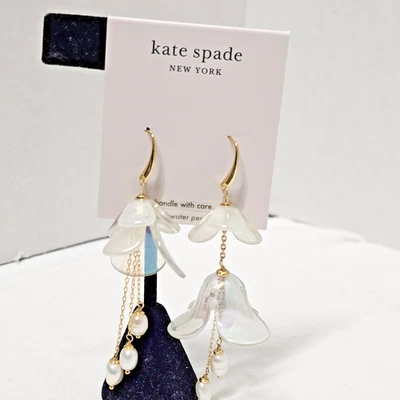 Pendientes colgantes Kate Spade - Pétalos pintados - Flor de perlas de agua dulce - Crema/Dorado - Nuevos con etiquetas Foto 1 de 4