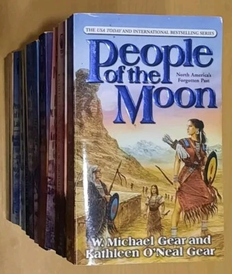 Lot of 11 People of the Native American Novels by Kathleen & W Micheal Gear Foto 1 de 4