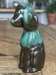 Figura de perro caniche miniatura Blue Mountain Pottery esmalte verde orejas flojas 3 1/4" - Imagen 1 de 6