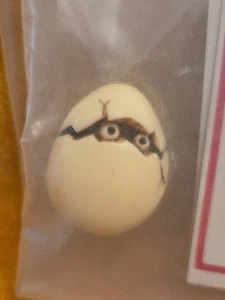 Broche prendedor huevo para incubar con ojos de Halloween cuervo clásico coleccionables vintage - Imagen 1 de 5