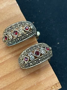 Vintage CLIP ON earrings gold tone filigree with red rhinestones - Picture 1 of 6
