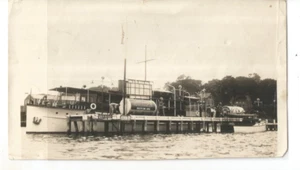 7 BY 4 PHOTO SINCLAIR OPALINE TUGBOAT GAS STATION MOTOR OIL WOLFS HEAD OIL DINO - Picture 1 of 2
