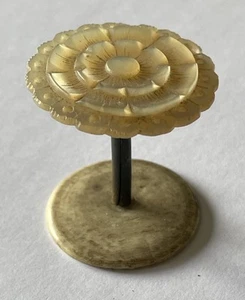 ANTIQUE VICTORIAN BONE & MOTHER OF PEARL COTTON REEL/SPOOL/BOBBIN - Picture 1 of 4