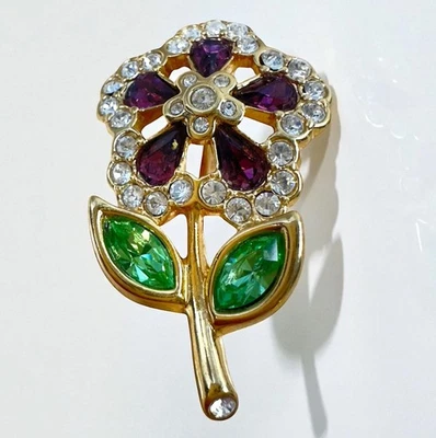 Broche Flor Swarovski Tono Dorado Cristales Púrpura, Verde y Transparente 1.5" x 1" Foto 1 de 4