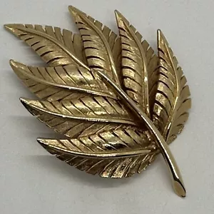 Broche prendedor vintage Marcel Boucher 8604P hoja tono dorado - Imagen 1 de 7