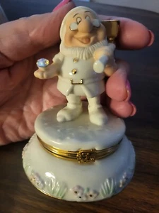 Lenox Disney Vitrina Coleccionar Porcelana Doc Tesoro Caja y Dije 4" Alto - Imagen 1 de 11