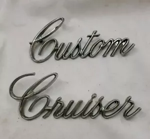 1973-1975 Oldsmobile Custom Cruiser Front Fender Emblem Script # 9649772 9649773 - Bild 1 von 11