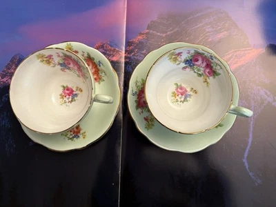 Buquê de flores silvestres E. B. Foley acabamento dourado 2 xícaras e pires de chá verde - Imagem 1 de 4