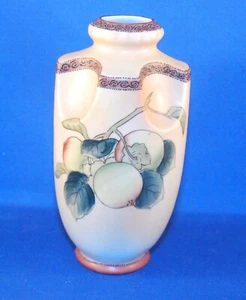 Jarrón Nipón Imperial Vintage Pintado a Mano Japón Floral y Bayas 7" Alto - Imagen 1 de 7