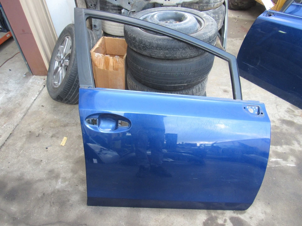 2012 2017 Toyota Prius V lado direito do passageiro porta dianteira concha azul fabricante de equipamento original - Imagem 1 de 4