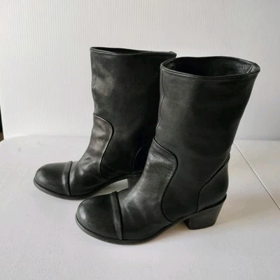 Botas P. Monjo Mid Pantorrilla Cuero Suave Negras EUR 38/US 7.5 Minimalista  Foto 1 de 4