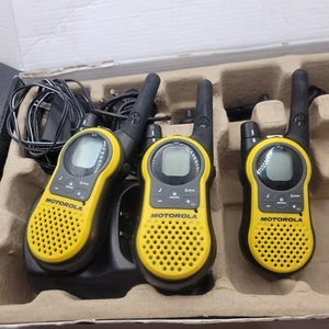 (3) 2 Way Walkie-Talkie Motorola Talkabout Radios Yellow Chargers Belt Hooks - Zdjęcie 1 z 11