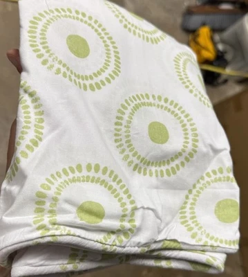 Falda de cama C&F tamaño completo polvo volantes blanco verde lima ráfaga círculos geométricos $75 Foto 1 de 4