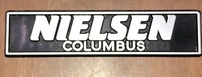 VINTAGE DEALER EMBLEM NIELSEN COLUMBUS IN CADILLAC CHRYSLER DODGE FORD GMC KIA  — 第 1/4 张图片