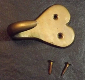 1 GANCHO DECORATIVO DE LATÓN - USADO - RESISTENTE - ORIGINAL 2 TORNILLOS - Imagen 1 de 3