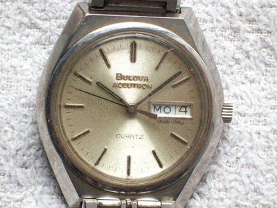 VINTAGE 1978 MEN'S BULOVA ACCUTRON QUARTZ SWISS MADE WATCH  N8 RUNNING - Image 1 of 4