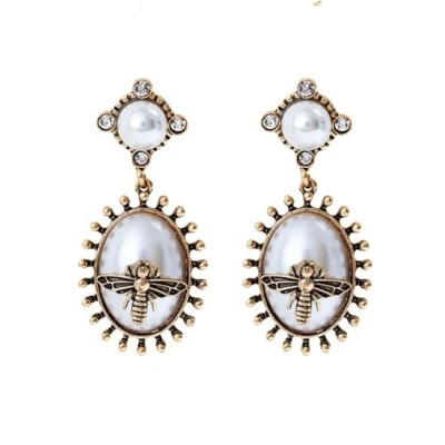 Pendientes colgantes de abeja y perlas de imitación esmaltadas blancas Foto 1 de 2