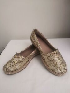  NWOB Very Cute Tan and Gold Espadrilles Flats Shoes size 40 (9US)