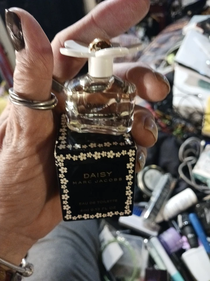 DAISY por MARC JACOBS 0,13 FL oz/4 ml eau de toilette verter miniatura en caja Foto 1 de 1