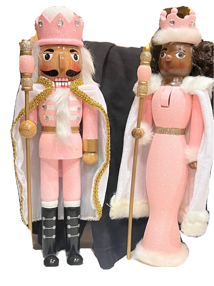 Juego Cascanueces Wondershop Target 2021 14" Rosa Afroamericano Rey y Reina Foto 1 de 1