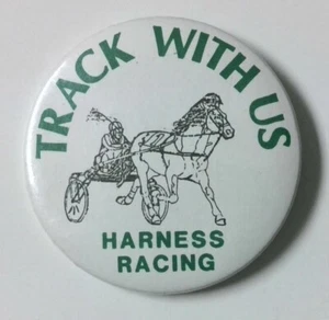 Arnés vintage Track With Us carreras de caballos botón Pinback - Imagen 1 de 1