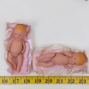 Poupée bébé biscuit vintage K&H petite Alice couverture rose fait main maison de poupée - Photo 1/7