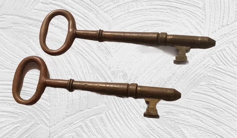 Antique Brass Skeleton Keys Cover