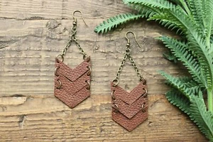 Neue handgefertigte Echtleder Chevron Antik Bronze Hypoallergen Ohrringe - Bild 1 von 3