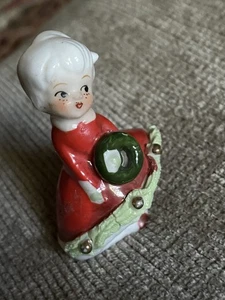 Enesco Vintage Weihnachten weißhaariges Mädchen mit rotem Kleid und Kranz. gebraucht - Bild 1 von 4