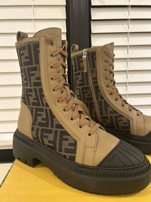Bota de motociclista Fendi para mujer con motivo FF, negra/beige, EE. UU. 8,5 UE 38,5 Foto 1 de 4