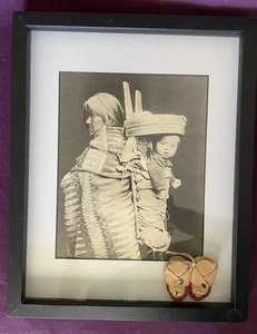 Repro Bild Indianer Mutter mit Baby Papoose & echten Mokassins - Bild 1 von 6