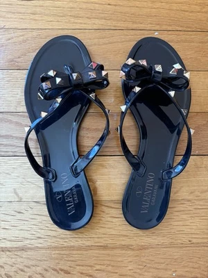 Sandalias planas de PVC Valentino Garavani Rockstud negras 38/7 Foto 1 de 4