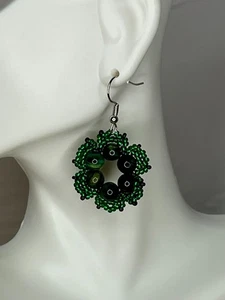 Handgefertigte Perlen Ohrringe - Smaragdgrün & Schwarze Blume - Bild 1 von 10