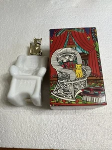 Vintage Avon Sitting Pretty Cologne 4 oz. Milk Glass Rocking Chair Cat Full - Picture 1 of 1