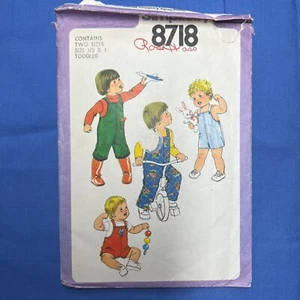 Mono de costura Simplicity 8718 para niños pequeños en dos longitudes talla 1/2 y 1 - Imagen 1 de 4