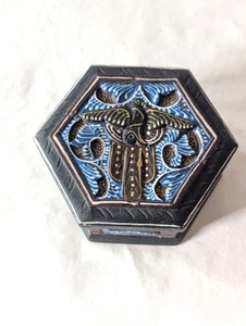 Caja de baratijas de madera hexagonal hecha a mano con diseño de símbolo aborigen y pájaro - Imagen 1 de 5