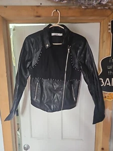 Chaqueta de moto Just Fab de cuero sintético talla S negra con tachuelas cremallera asimétrica - Imagen 1 de 9